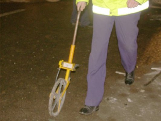 Două persoane, lovite de autoturisme: se deplasau pe partea carosabilă